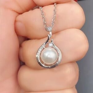 🌸Beautiful Cz Diamond and White Pearl Pendant Necklace